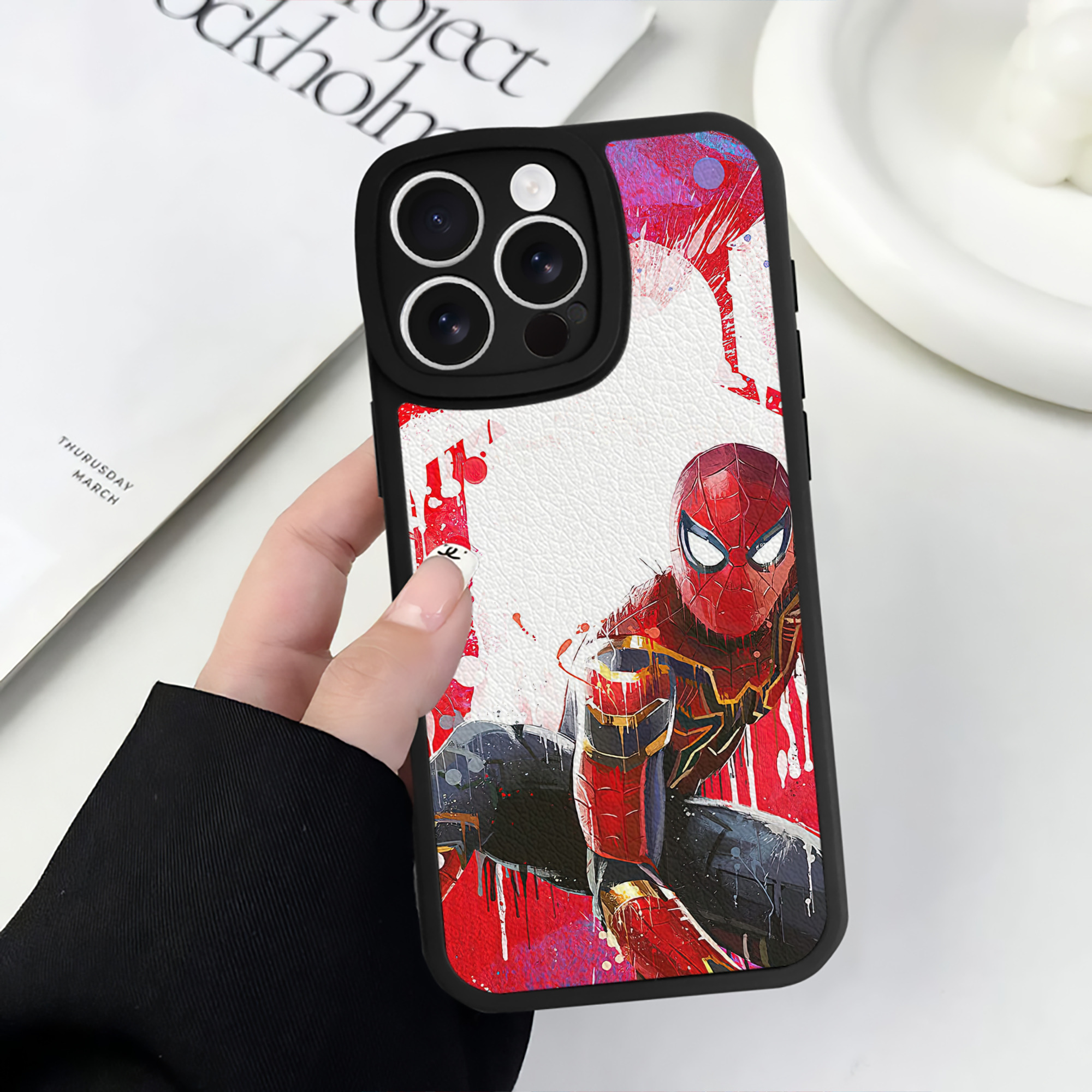 Spider Man スパイダーマン 【iPhone 16シリーズ対応】シリコンスマホケース（レザー調） 材質：シリコン